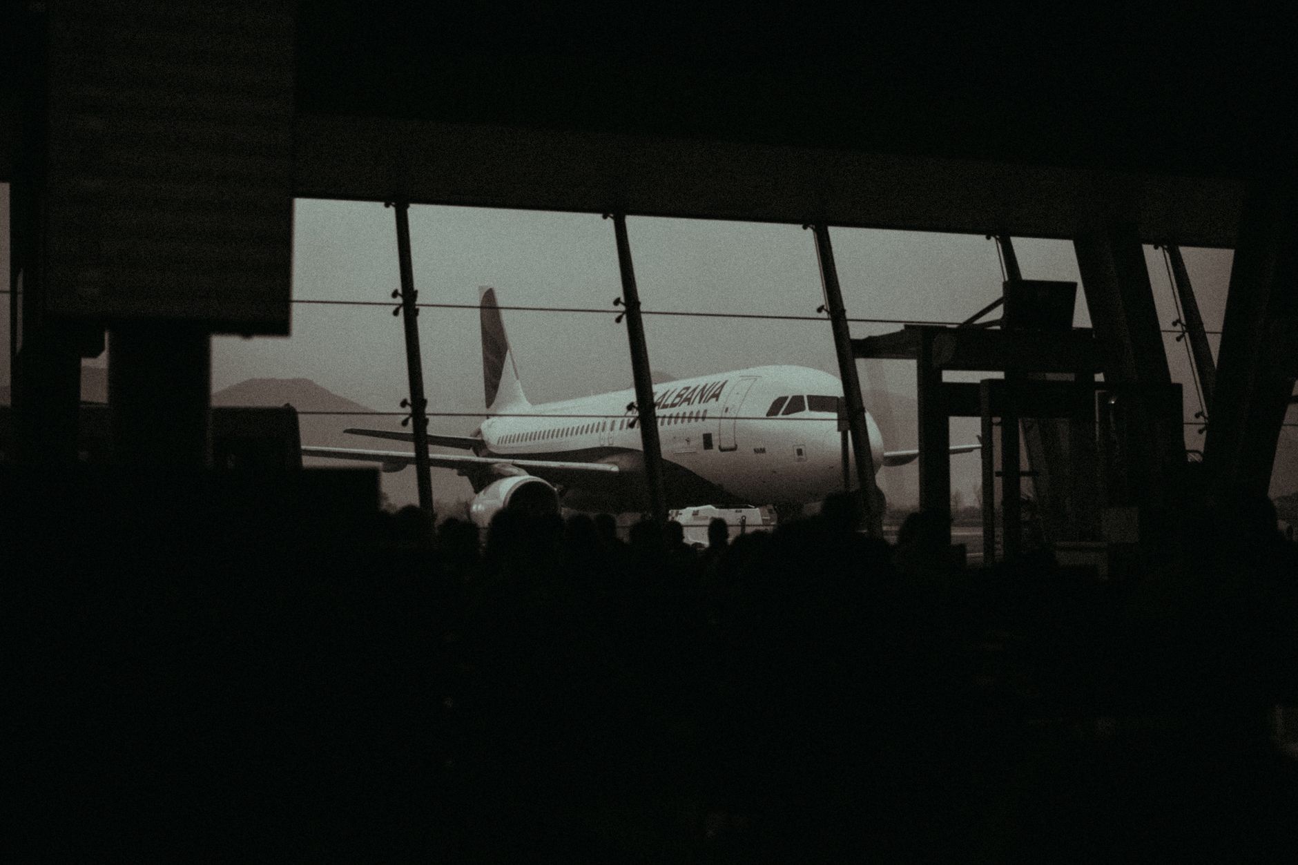 공항 출국장에서 항공편 정보를 확인하는 모습