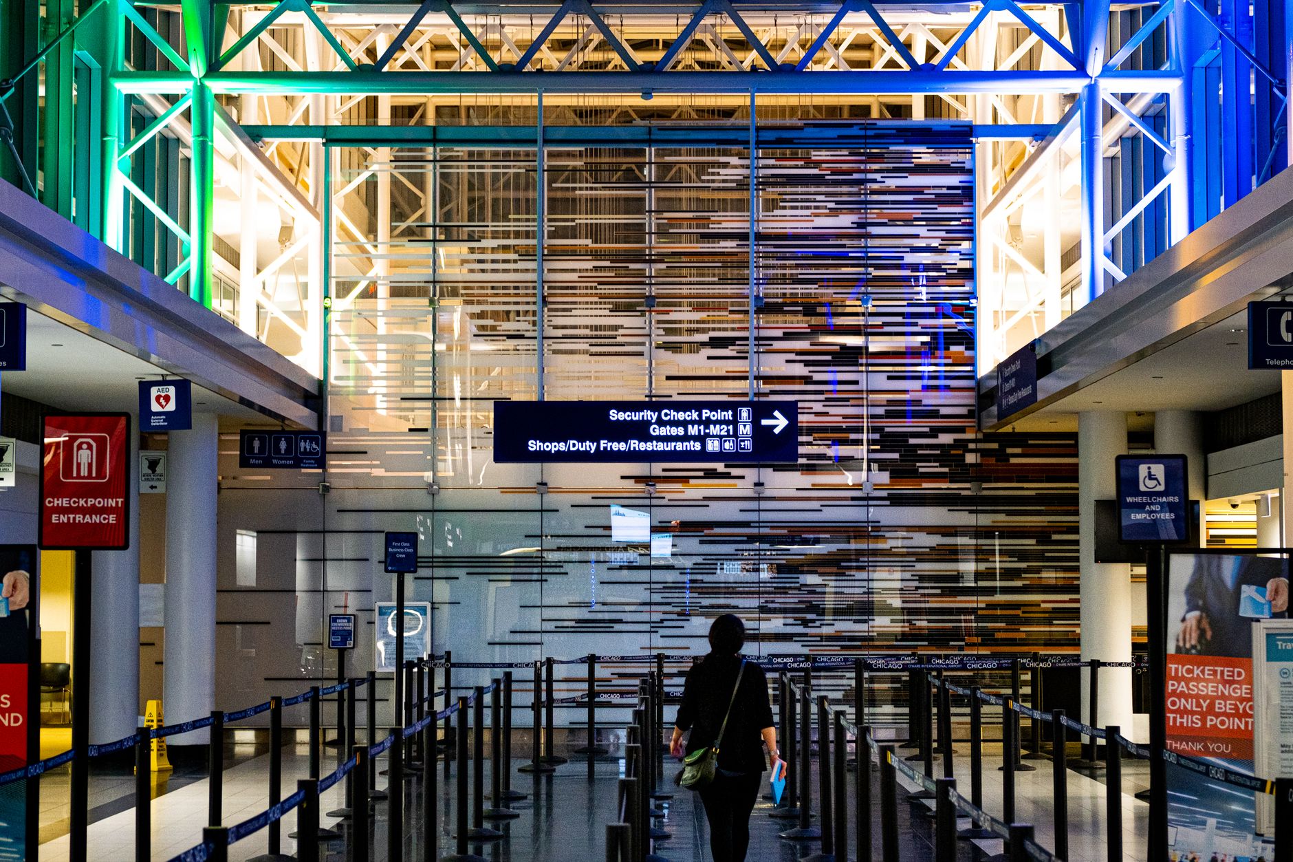 공항 보안 검색대 트레이