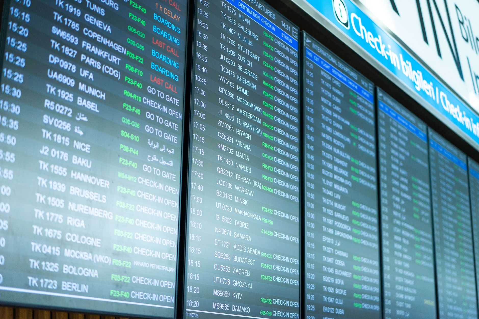 공항 출발 안내 전광판 공항 출발 안내 전광판