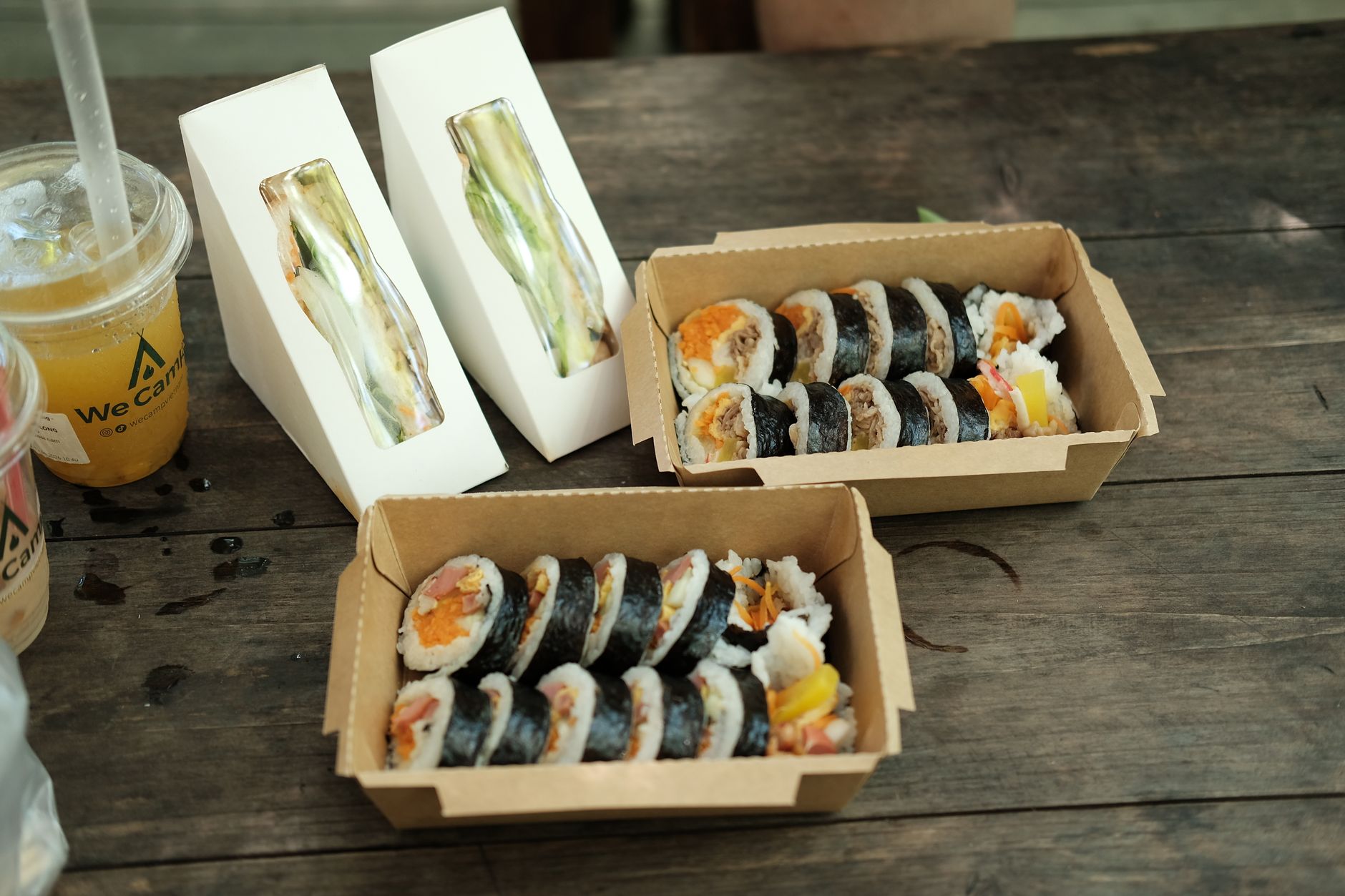 종이 상자에 담은 김밥과 샌드위치