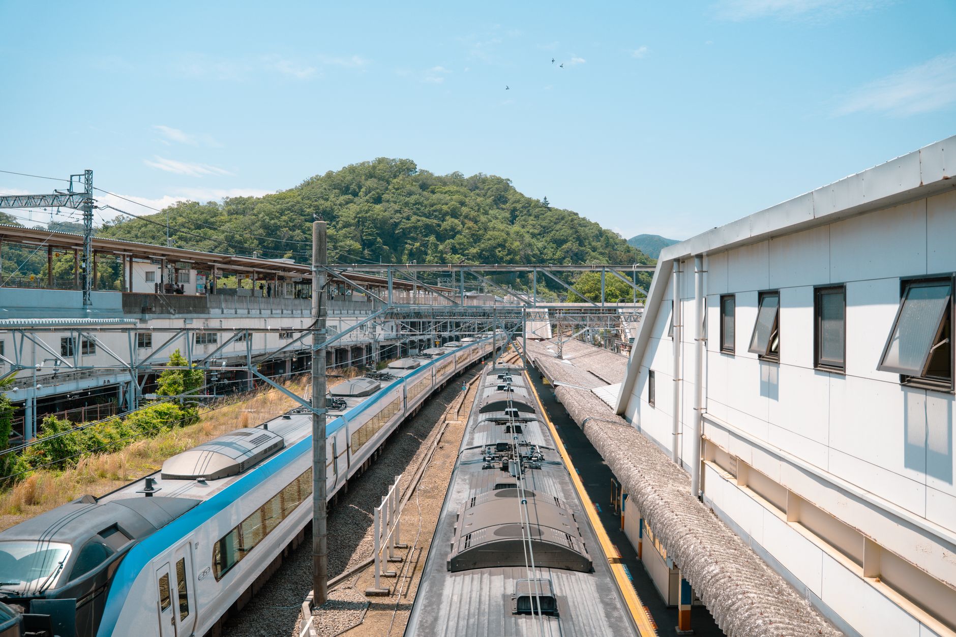일본 철도역 승강장과 열차