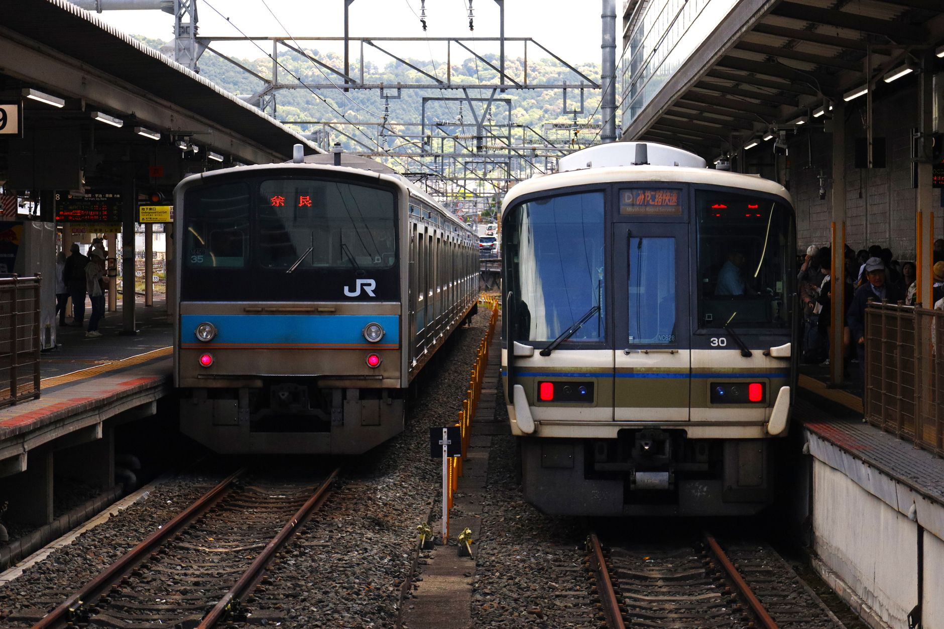 일본 역 승강장 일본 역 승강장에 서 있는 열차 두 대