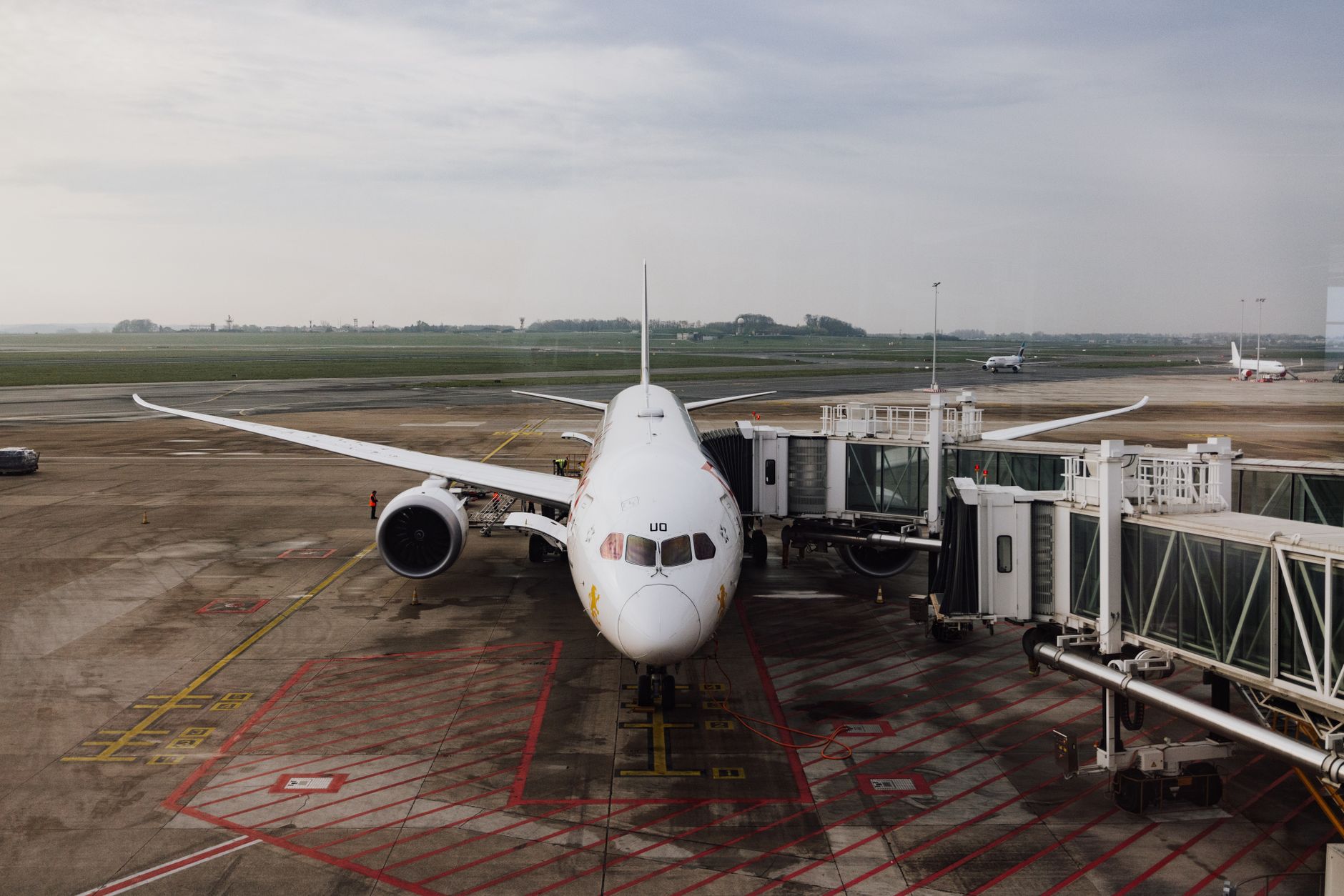 공항 탑승구에서 대기하는 승객들