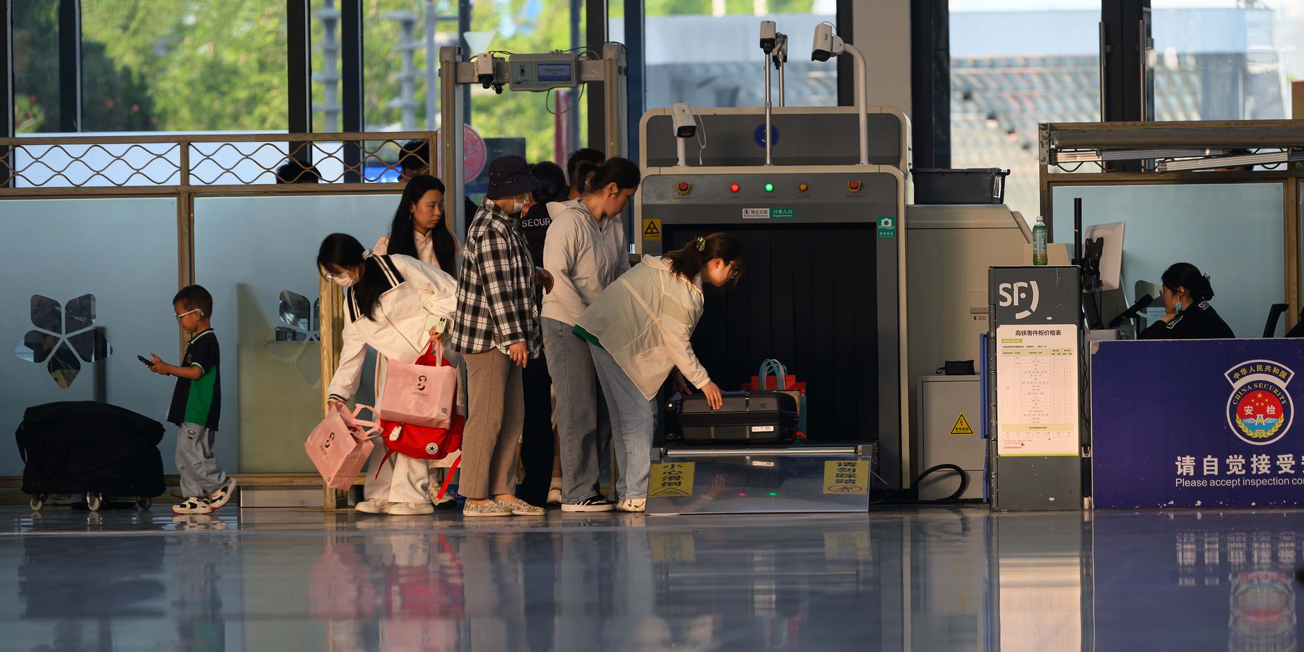 공항 보안 검색대 트레이