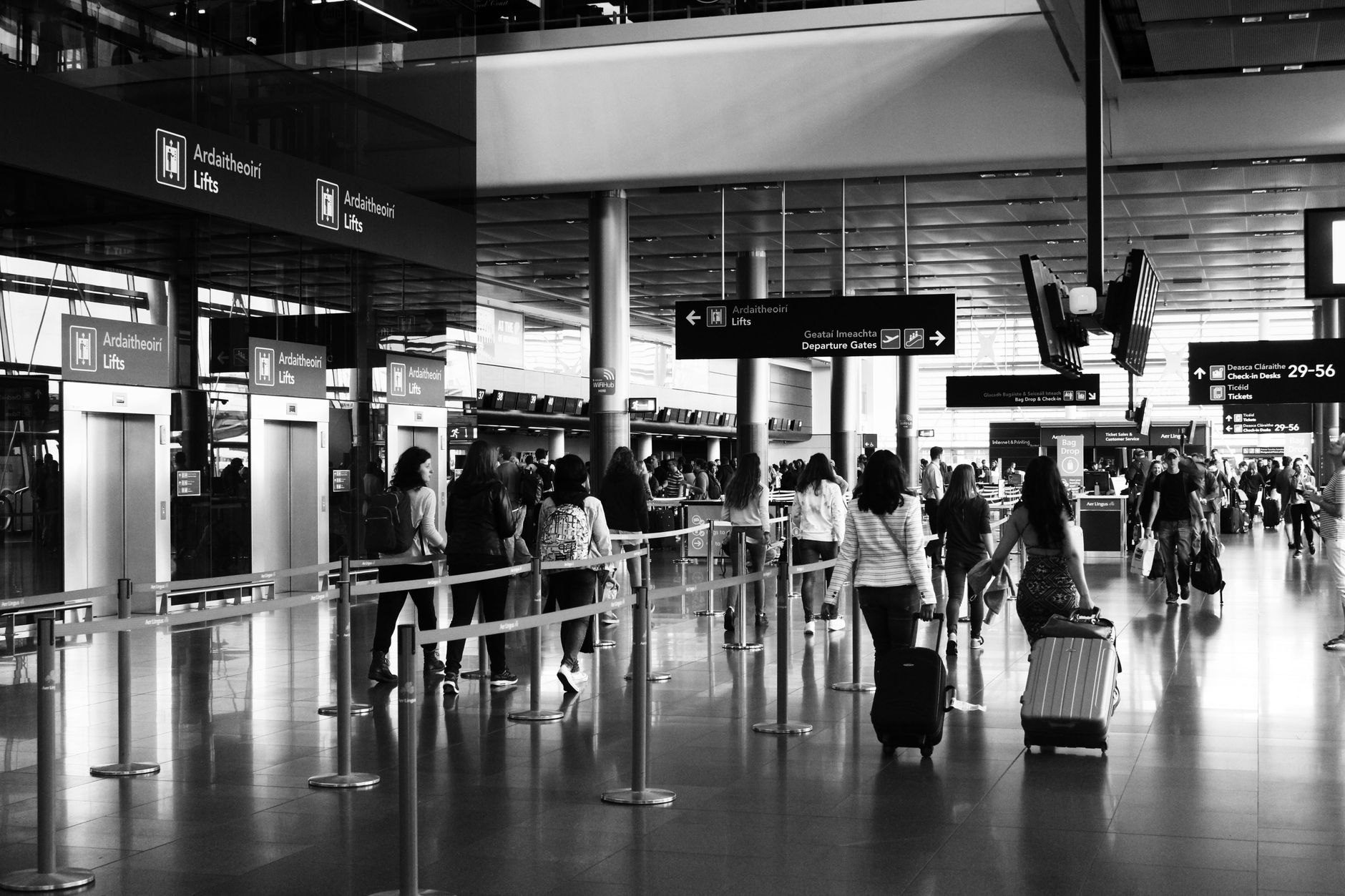 공항 출국장 공항 출국장을 걷는 사람들