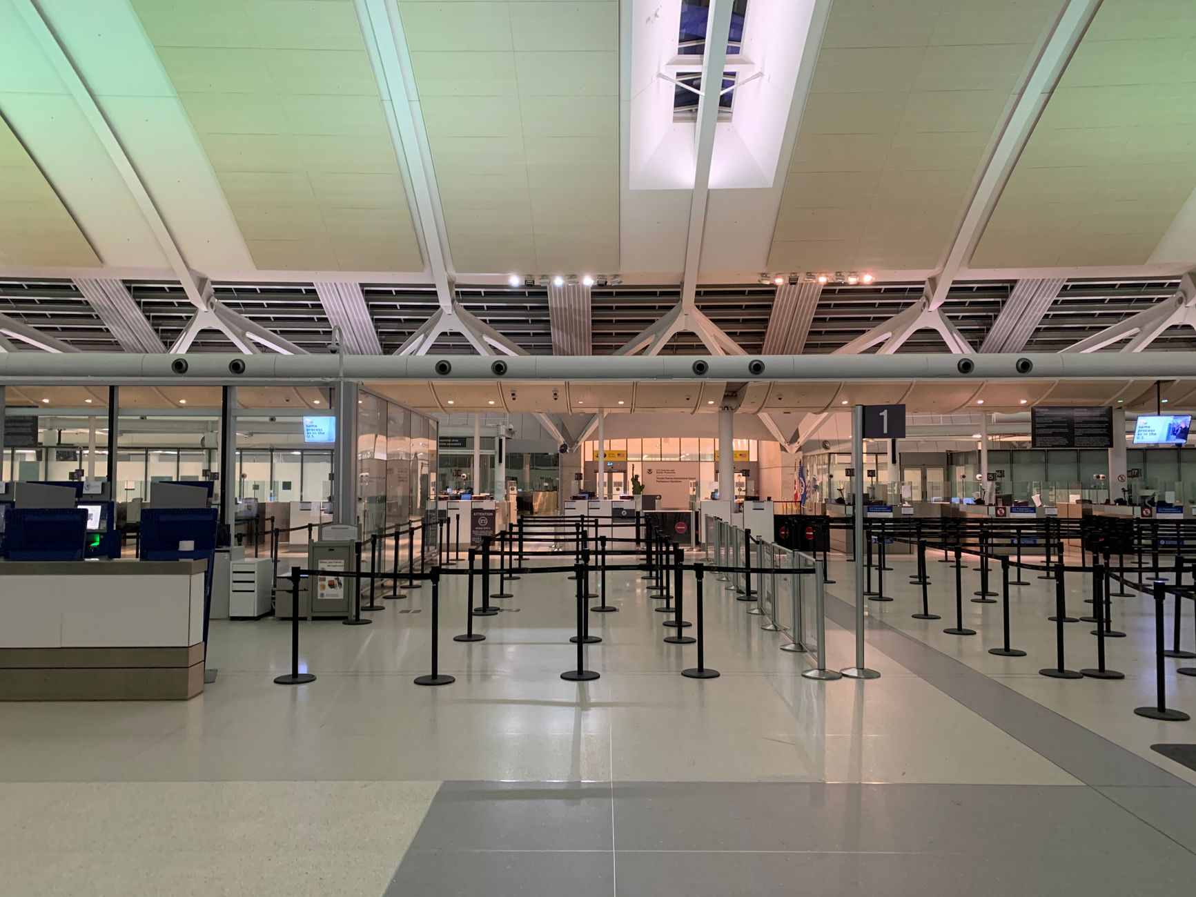 대기 줄 안내선이 놓인 공항 입국 심사대